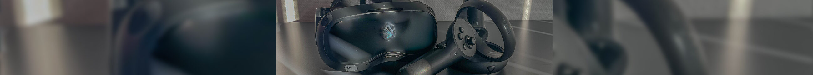 HTC-VR bril, met twee controllers aan de rechterkant.