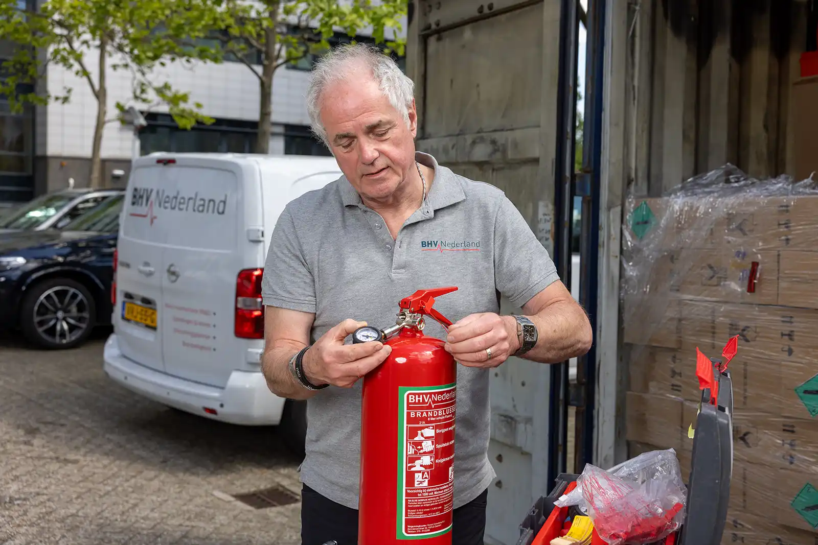 Het controleren van de druk bij een PFAS vrije schuimblusser