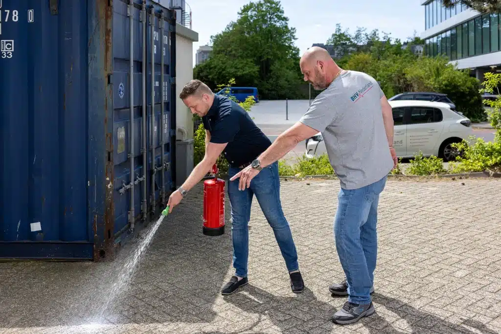 Brandblusoefening met een schuimblusser