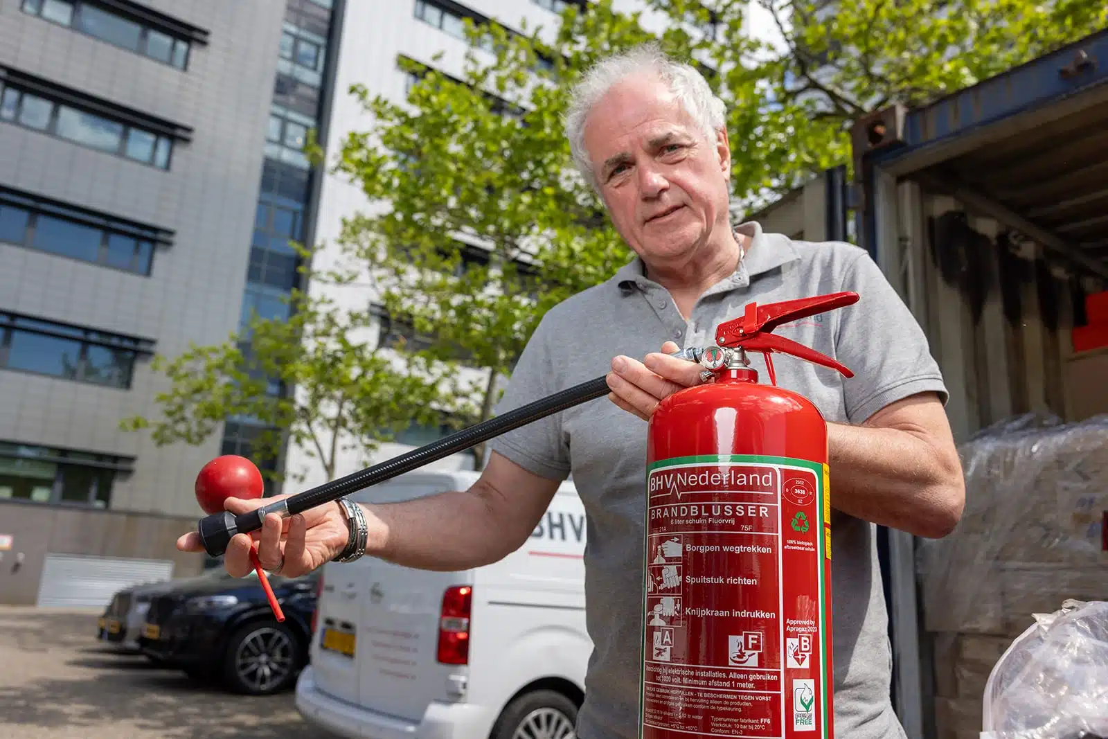 De slang van een brandblusser wordt gecontroleerd