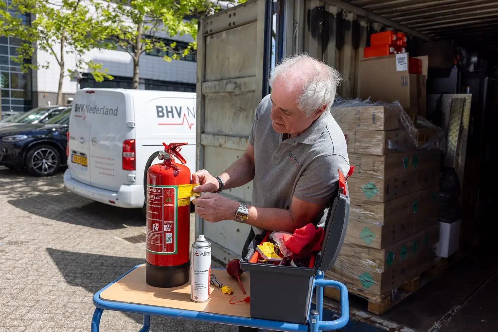 De keuringsticker die wordt opgeplakt na het keuren van de brandblusser.