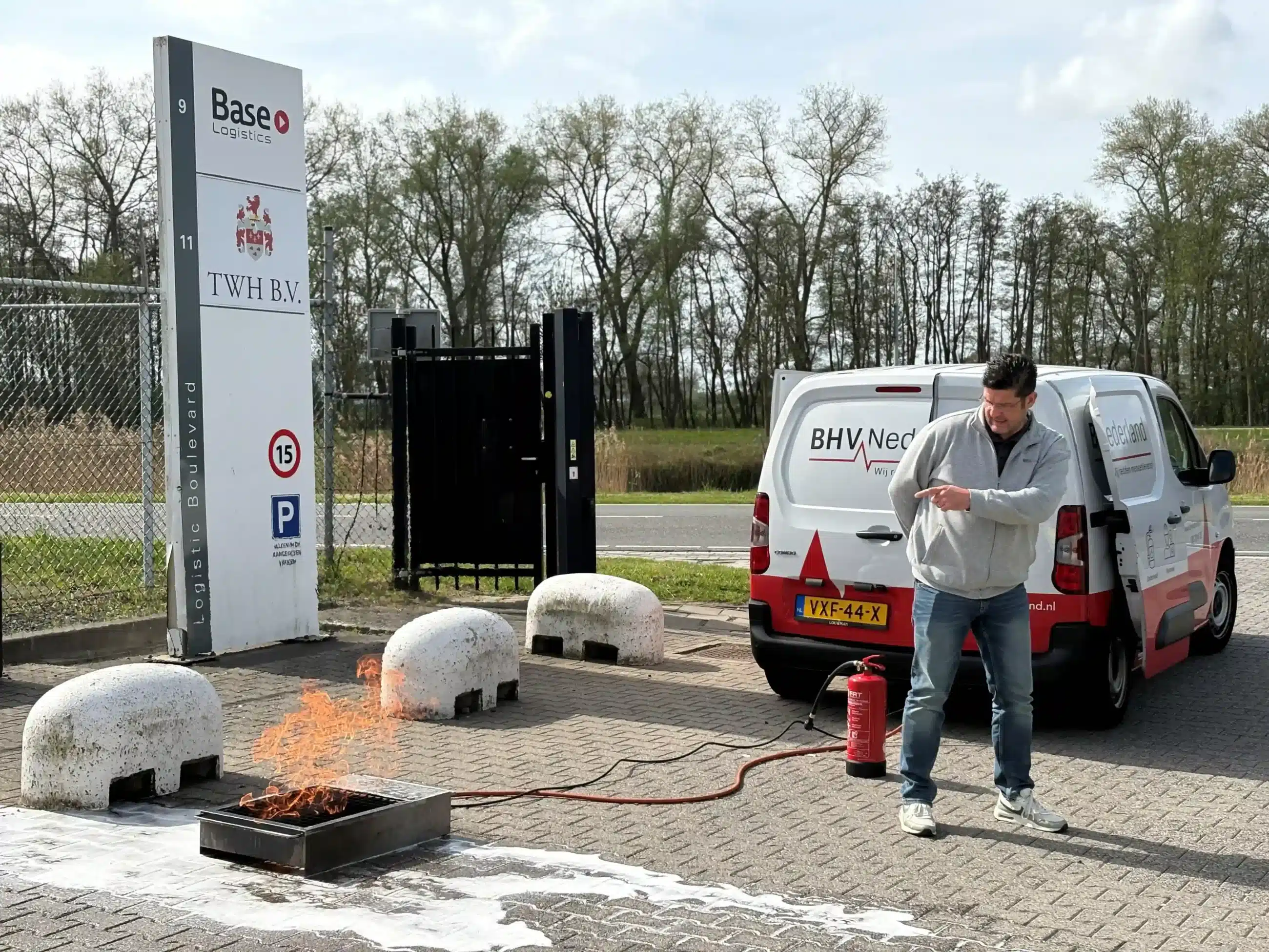 JP die een blusoefening doet bij Base Logistics Group